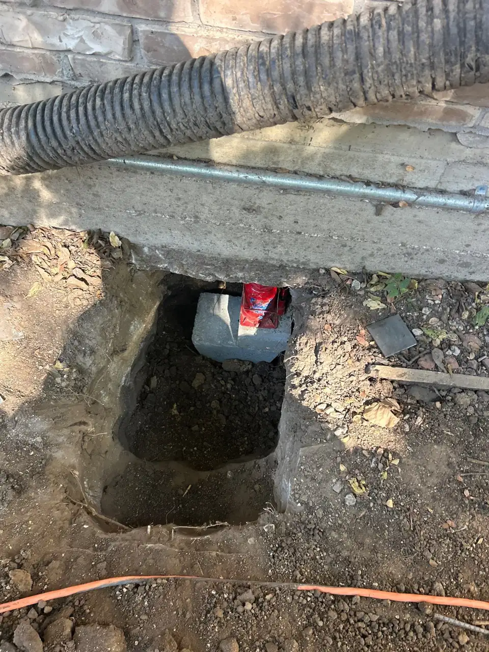 Hydraulic jacks supporting a grade beam during pier installation